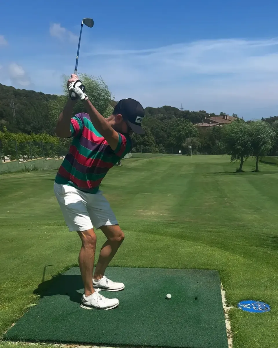 José Ángel practicando golf