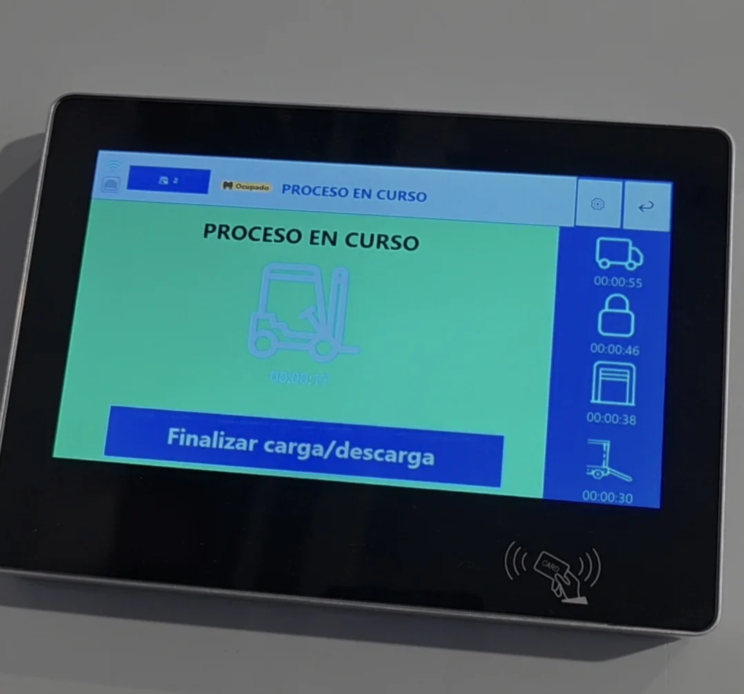 Terminal físico del muelle mostrando una operación de carga y descarga en curso